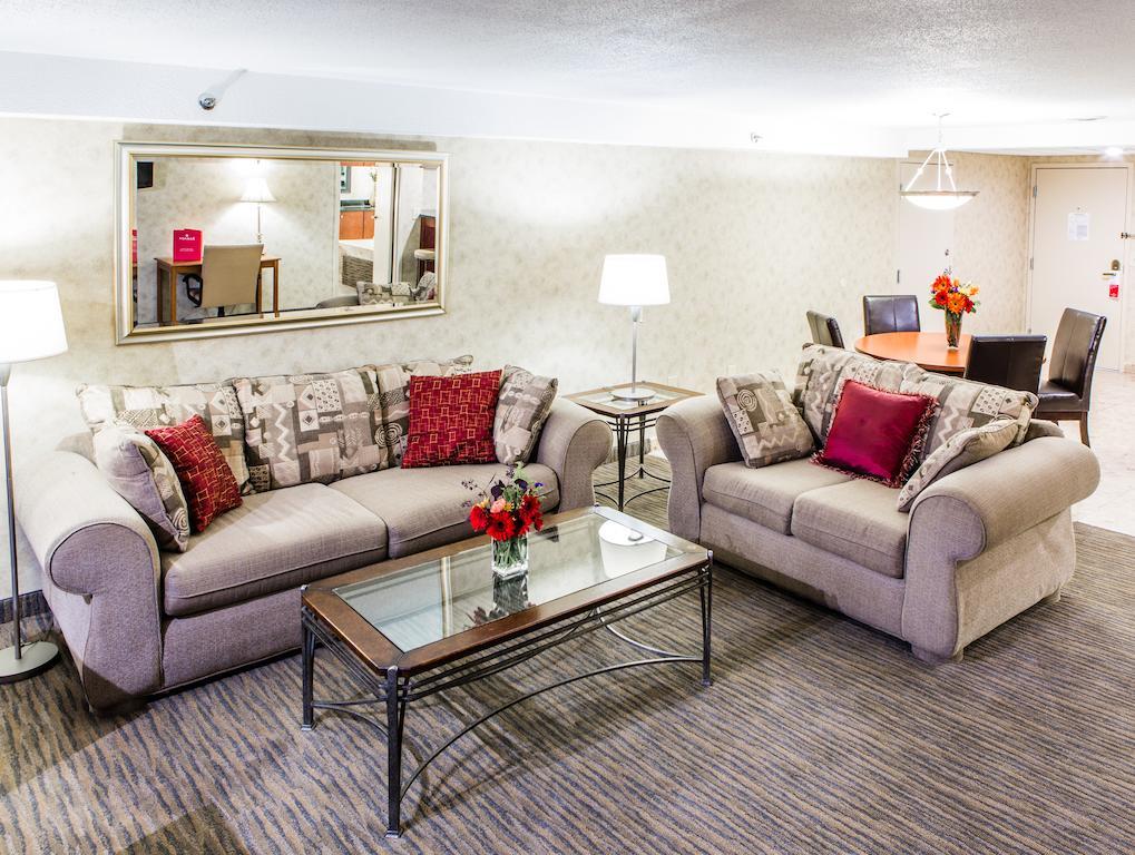 Courtyard By Marriott Toledo West Hotel Екстериор снимка